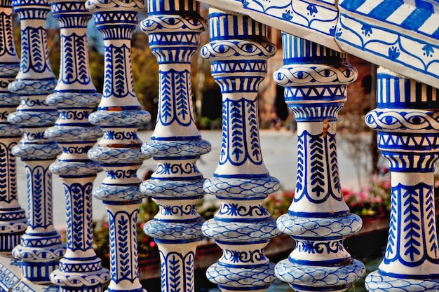 Plaza de Espana di Siviglia: bella ringhiera dipinta in blu e bianco