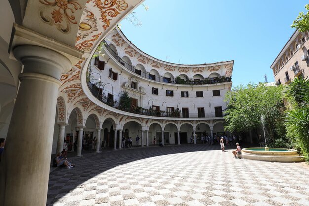 Plaza del Cabildo è uno spazio pubblico situato vicino alla cattedrale dove ogni domenica si tiene un mercato di vecchie monete e francobolli Siviglia Spagna