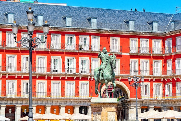 Plaza Mayor (inglese-piazza principale) con turisti e persone, fu costruita durante il regno di Filippo III