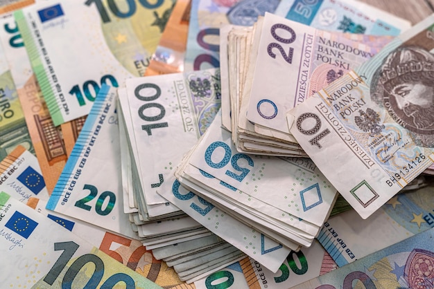 Pln denaro polacco e fatture in euro come sfondo finanziario. cambio valuta
