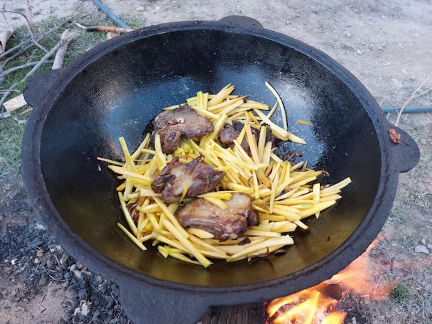 Plov è preparato nel calderone.