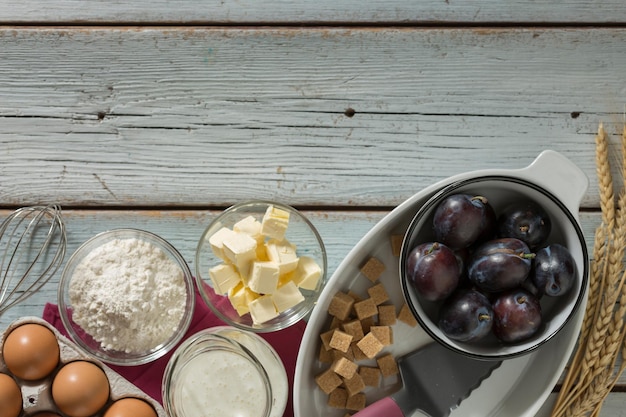 Plum cake di cottura casalinga con gli ingredienti