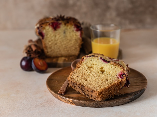 Plum cake piccante fatto in casa decorato con plum cake alle mandorle