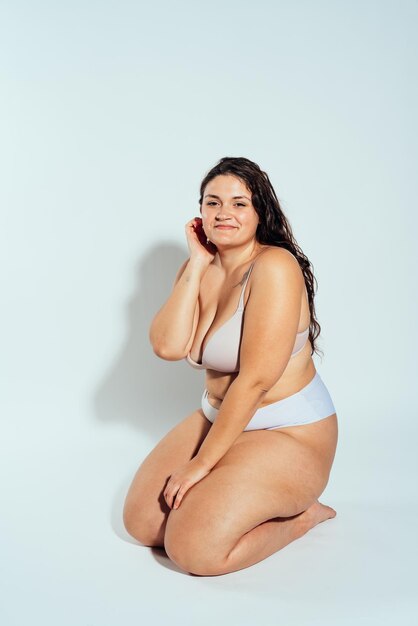 Plus size donna in posa in studio in lingerie