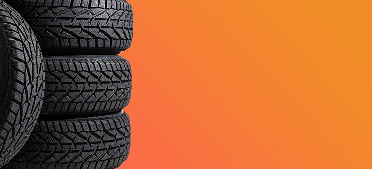 Pneumatici invernali per auto. Gruppo di pneumatici per la guida invernale su sfondo giallo.
