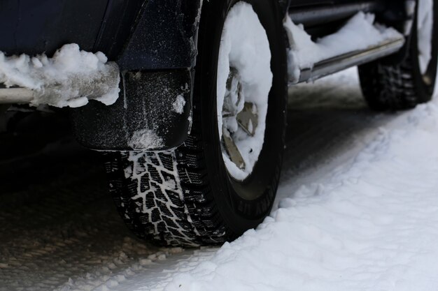 Pneumatici invernali su ruote auto in inverno. nevicata fuori città