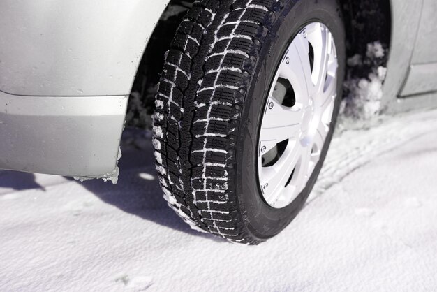 Pneumatici per auto su strada di neve invernale