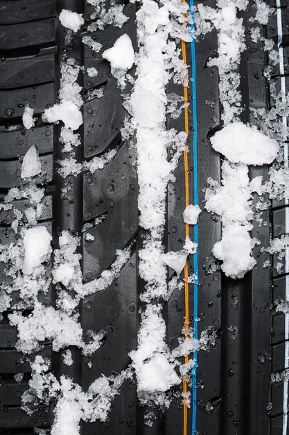 Pneumatico per auto con neve e ghiaccio durante la stagione invernale