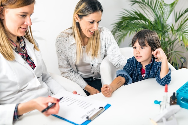 Pneumologo che esegue test allergici cutanei