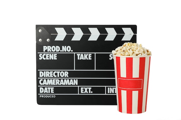PNG Clapperboard e popcorn in coppa di carta isolati su sfondo bianco