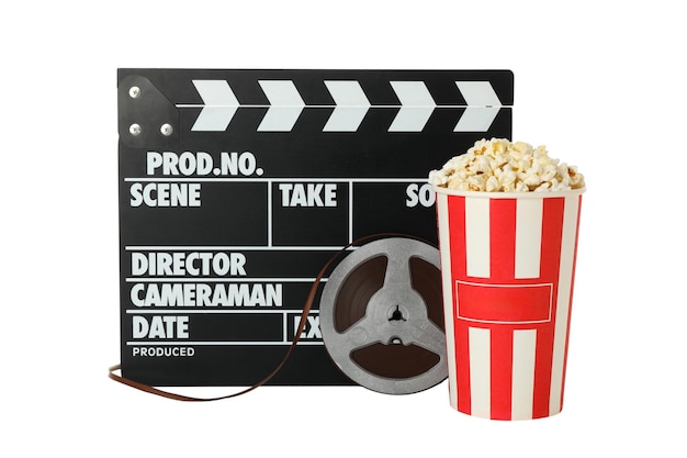 PNG Clapperboard reel e popcorn in coppa di carta isolati su sfondo bianco