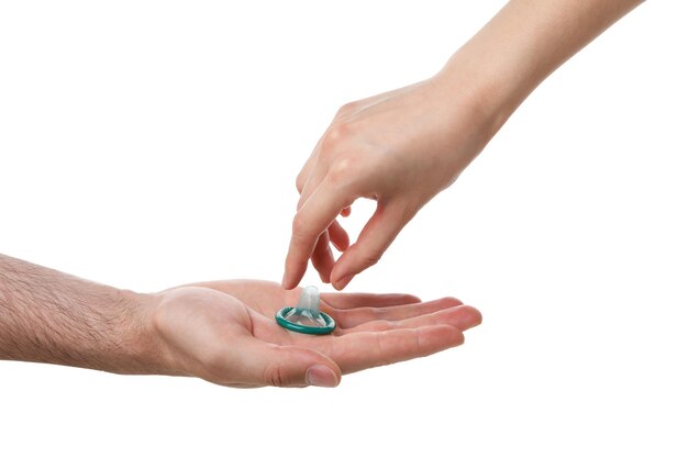 PNG condom in mani close-up isolato su sfondo bianco