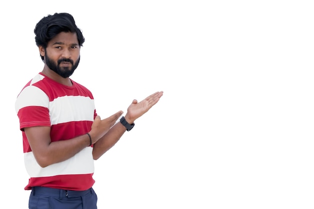 Png di un uomo in camicia rossa e bianca sta tenendo le mani insieme e guardando la telecamera