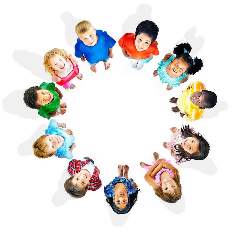 Foto png diversi bambini in cerchio sullo sfondo trasparente