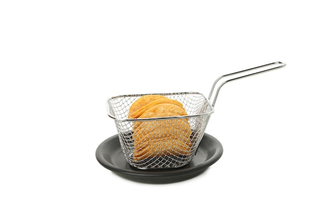 PNG patatine fritte in una friggitrice metallica isolate su sfondo bianco