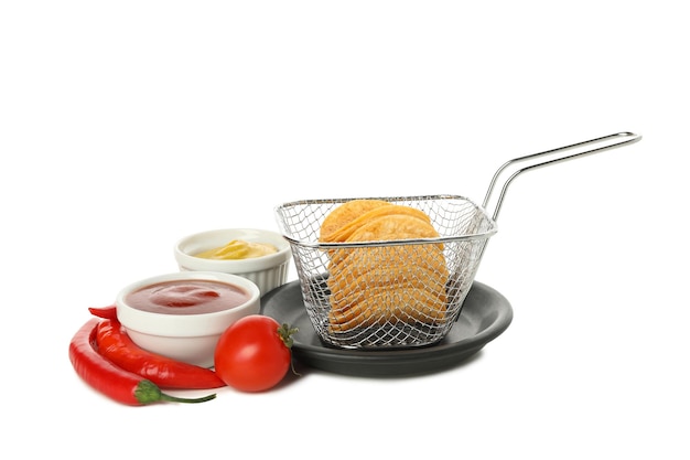 PNG patatine fritte in una friggitrice metallica isolate su sfondo bianco