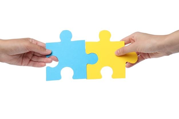 PNG Puzzle blu e gialli nelle mani isolati su sfondo bianco