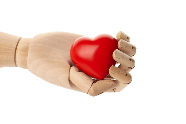 PNG un cuore rosso nelle mani di una bambola di legno Donazione di sangue isolata su sfondo bianco