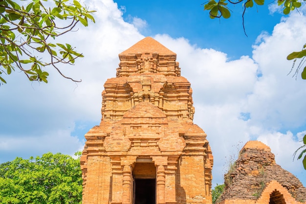 Po Sah Inu è una torre del tempio Champa nella città di Phan Thiet Provincia di Binh Thuan Vietnam Vista dall'alto delle torri di Po Sah Inu l'unico sito archeologico storico
