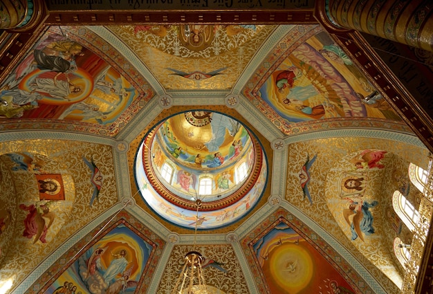 POCHAIV, UCRAINA -2021: Lavra cristiano ortodosso monastero complesso cattedrale della trasfigurazione cupola interna affresco del soffitto di Dio Gesù Cristo