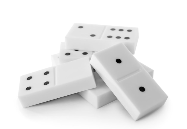 Pochi domino isolati su bianco