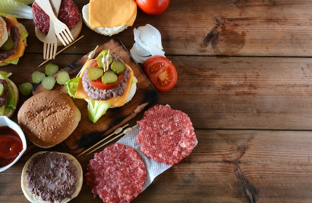 Pochi hamburger fatti in casa