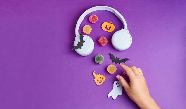 Podcast di Halloween Decorazioni di Halloween zucche pipistrelli caramelle fantasmi su sfondo viola