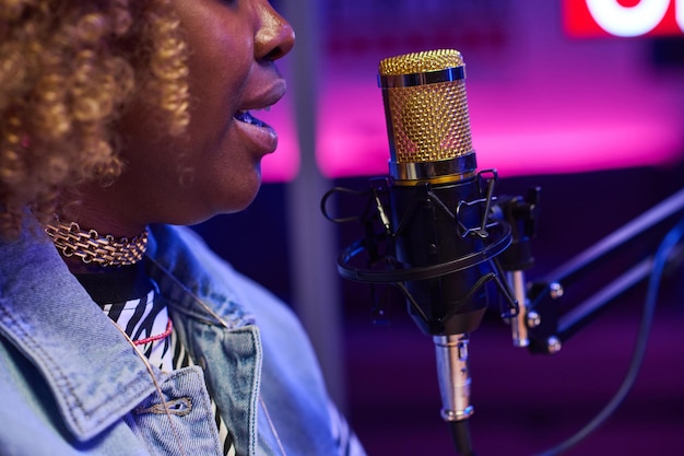 Podcast di registrazione della giovane donna in studio