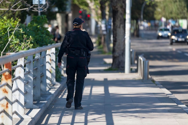 Podgorica Montenegro 20 aprile 2019 Poliziotta Policija in attesa a un incrocio a piedi