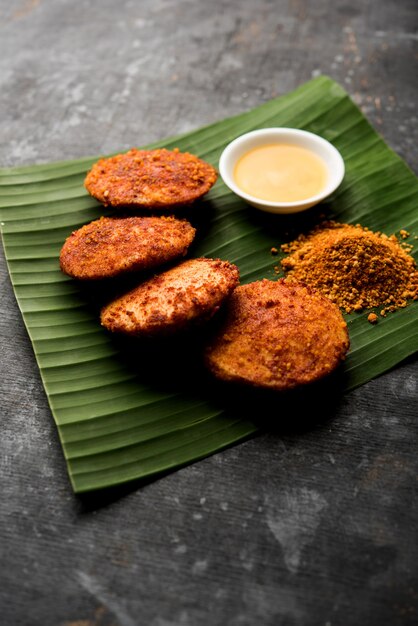 Podi idli è uno snack facile e veloce fatto con gli avanzi pigramente. servito con sambar e chutney di cocco. messa a fuoco selettiva