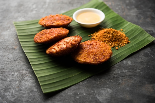 Podi idli è uno snack facile e veloce fatto con gli avanzi pigramente. servito con sambar e chutney di cocco. messa a fuoco selettiva