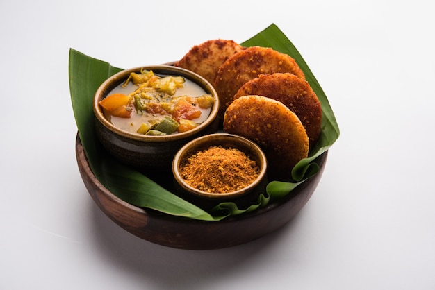 Podi idli è uno snack facile e veloce fatto con gli avanzi pigramente. servito con sambar e chutney di cocco. messa a fuoco selettiva