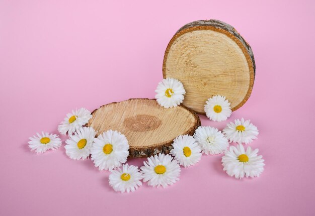 Podio o piattaforma in legno su sfondo rosa pastello per mockup di prodotti cosmetici