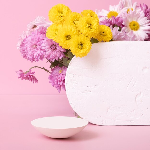 Podio o piedistallo con fiori di crisantemo Mockup per i tuoi prodotti cosmetici