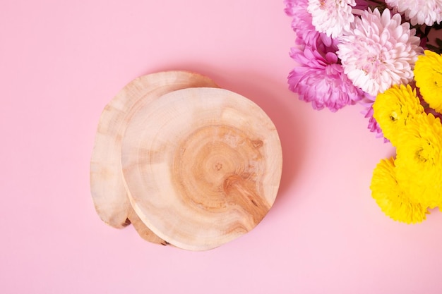 Podio o piedistallo in legno con vista dall'alto di fiori di crisantemo Mockup per i tuoi prodotti cosmetici