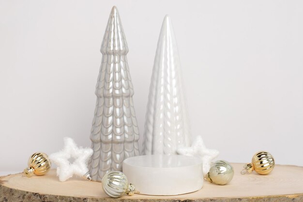 Podio per presentazione su supporto in legno con decorazione albero di Natale su sfondo bianco parete moderna forma geometrica sfera cilindro scena per mostrare prodotto vetrina vetrina Trendy 3D