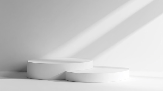 Podium bianco minimalista con sfondo ad arco