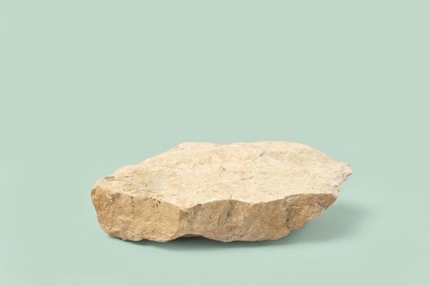 Podium in pietra per la presentazione di prodotti cosmetici Sfondio minimo astratto Una forma di roccia Studio di sfondo verde chiaro Scena per mostrare vetrina 3D Front View colore oliva di tendenza Spazio