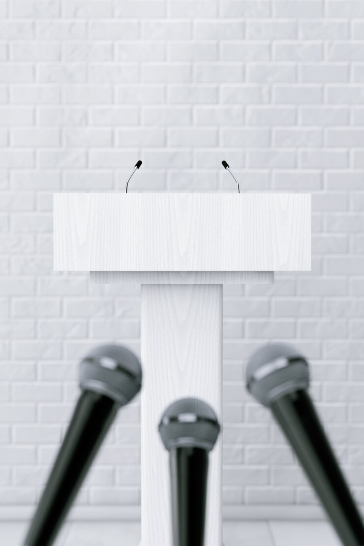 Foto podium tribune rostrum stand bianco con microfoni davanti al muro di mattoni. rendering 3d