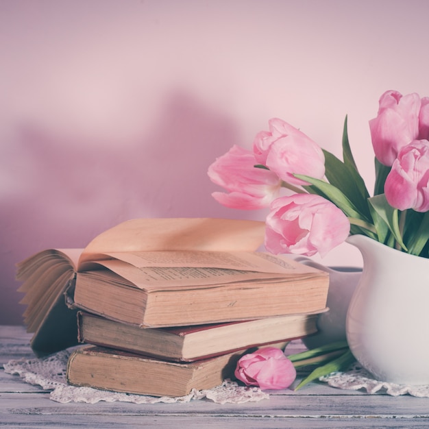 Poesia natura morta con libri e tulipani rosa