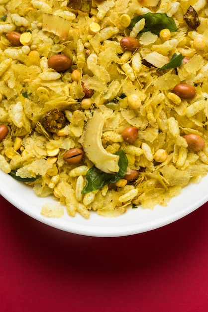 Poha Chivda o Chivada è uno spuntino popolare indiano. Messa a fuoco selettiva