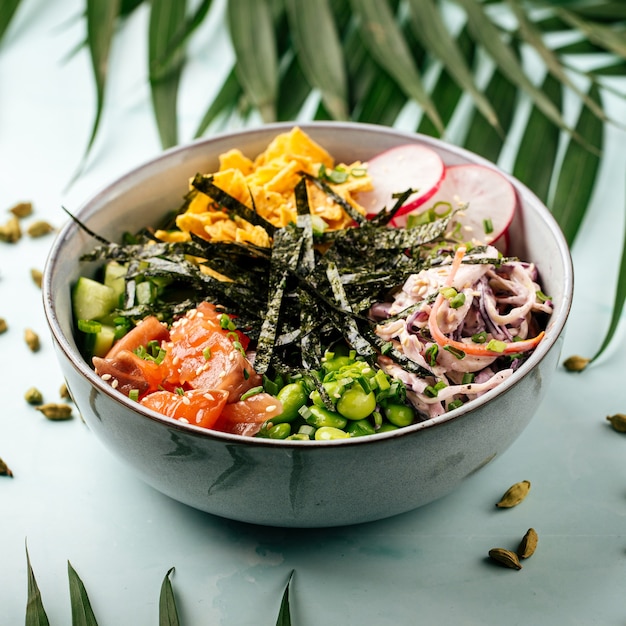 Poke bowl al salmone hawaiano biologico con riso e verdure