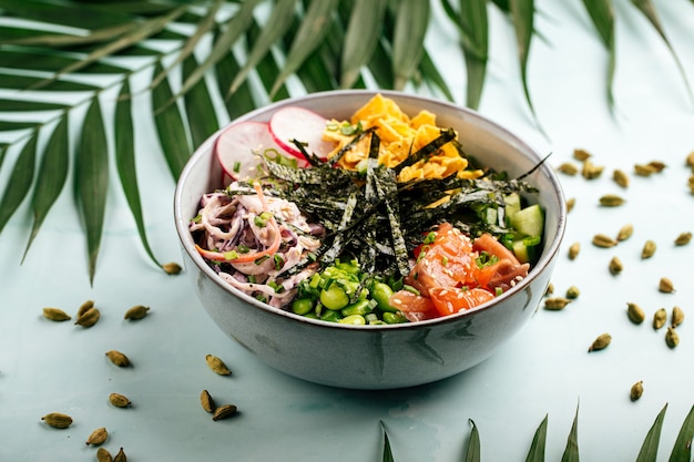 Poke bowl al salmone hawaiano con riso e verdure