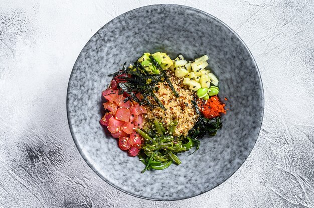 Poke bowl al tonno con alghe avocado cetriolo ravanello semi di sesamo