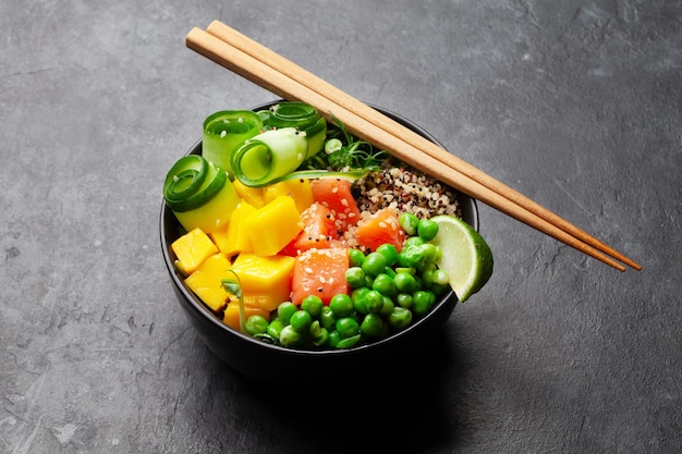 Poke bowl con cetriolo salmone e mango