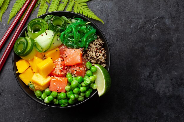 Poke bowl con cetriolo salmone e mango