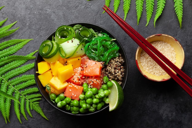 Poke bowl con cetriolo salmone e mango