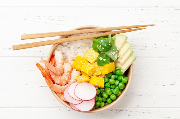 Poke bowl con gamberi avocado e mango