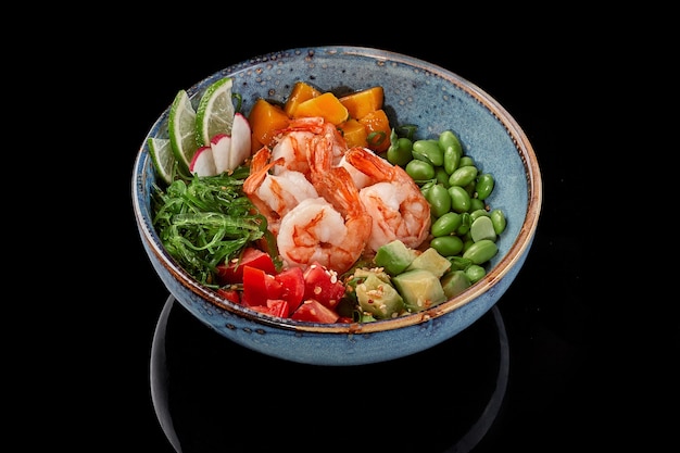 Poke bowl con gamberi mango pomodori avocado fagioli edamame riso alghe wakame ravanelli e lime