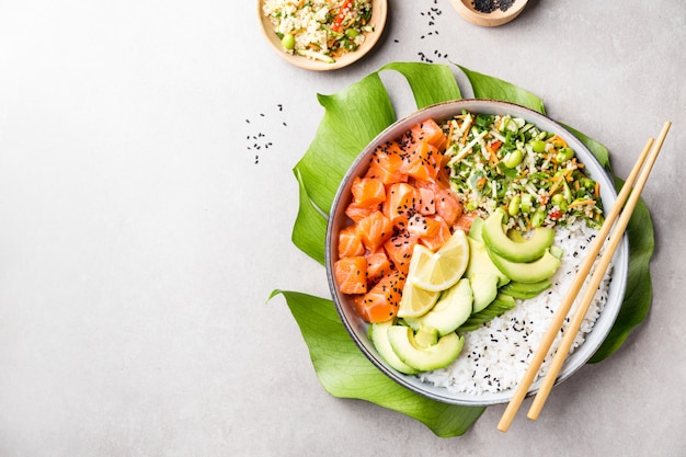 Poke bowl con salmone servito in una ciotola